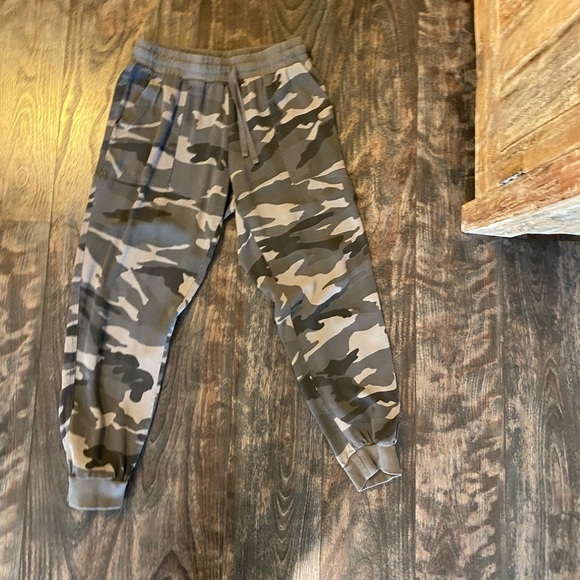Splendid Camo Joggers - Picture 1 of 4